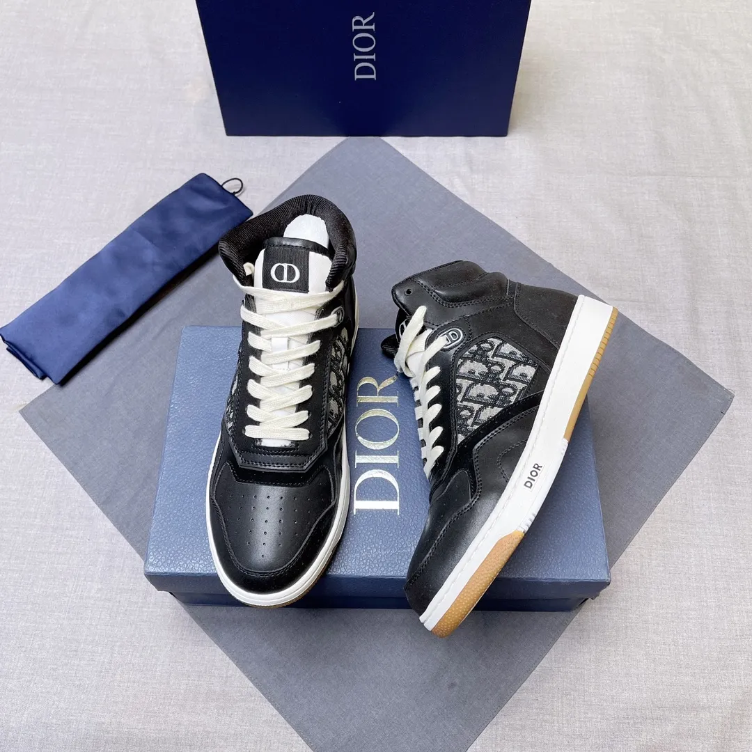 p440 "Dio*" mid-top B27 casual sneakers. This B27 high-top sneaker is a new product in the series and continues Di*r's classic style. Crafted from gray and white smooth calf leather with beige and black Oblique print panels on the sides. The "CD Icon" shaped shoelace eyelets are clever and delicate, and the two-color rubber sole, rear collar and heel are all equipped with the brand's iconic details to enhance the style. Oblique printed straps at the ankle allow for an adjustable fit to complement the overall design. Fashionable and versatile, it can complement any look. Create an exquisite design with unique dynamic vitality and modern atmosphere, presented in low-top and high-top styles. This new must-have shoe adds a new dimension to Dior's archive heritage, embodying modern elegance. Purchase the original version and make it 1:1. If you need top quality, please come to me! Male 38-44! No. 067
